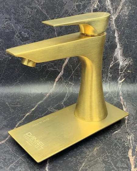 Daniel Diva, однорычажный смеситель для раковины (излив 10,6 см), с донным клапаном, цвет зачищенное золото