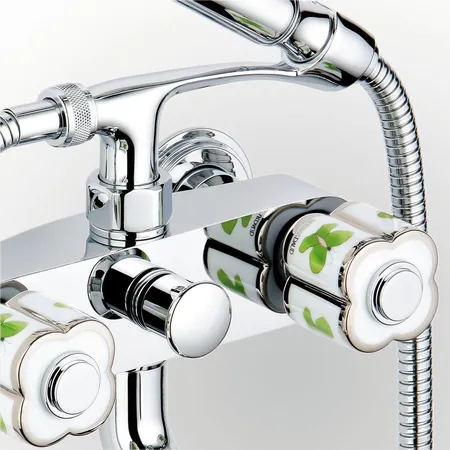 THG CAPUCINE VERT DECOR PLATINE Смеситель для ванны настенный, с ручным душем и шлангом 1500 мм., декор платина/зеленый, цвет: хром